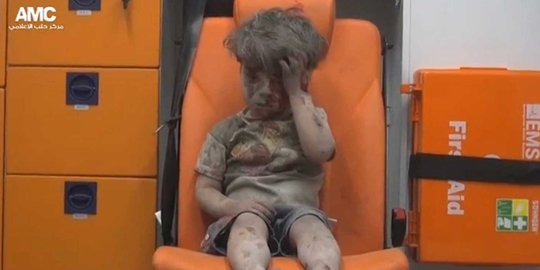 Omran, bocah Suriah korban serangan udara, sudah bertemu orangtuanya