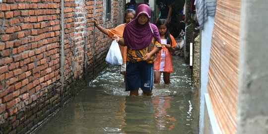 Banjir setinggi paha ganggu aktivitas warga Jati Padang