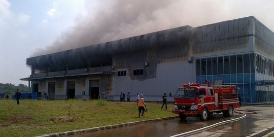 Pabrik emblem kendaraan di kawasan industri Cikarang terbakar