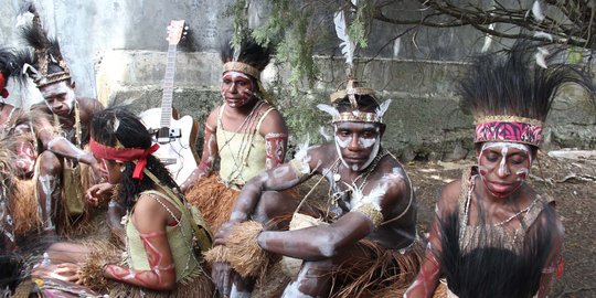 Suku Mimika Papua warnai keragaman budaya di Karnaval Danau Toba