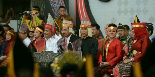 Kenakan sortali bak Sisingamangaraja, Jokowi karnaval bersama warga