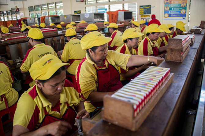 buruh wanita di pabrik rokok sampoerna