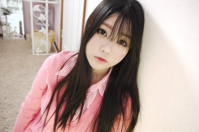 gadis asia dengan gaya makeup ulzzang menggunakan softlens manga