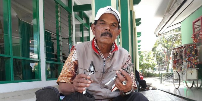 34 Tahun menjadi tukang cukur  keliling di Bandung 