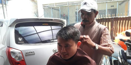 Kakek Amir setia dengan alat cukur butut demi dapur tetap ngebul