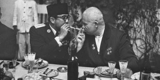 Saat Soekarno merokok  bersama para pemimpin besar dunia 