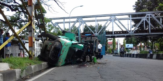 Tersangkut jembatan rel kereta, forklift jatuh timpa pengemudi