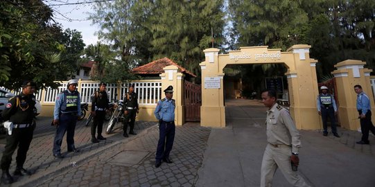 Ketika polisi militer jaga ketat ujian sekolah di Kamboja