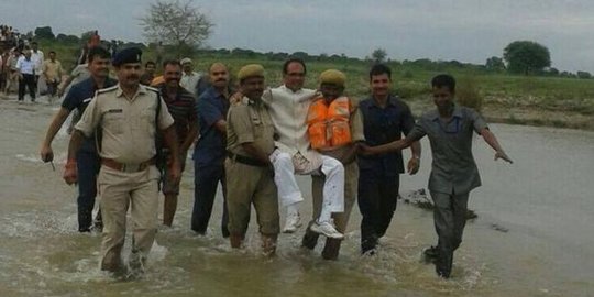 Menteri India dicemooh, blusukan daerah banjir minta digendong