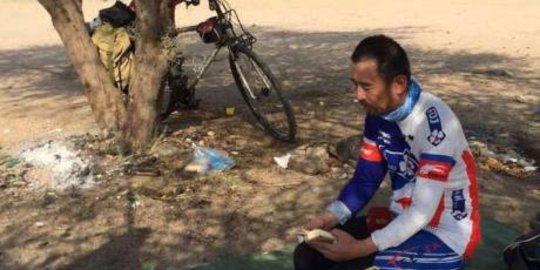 Mengharukan, pria muslim China berhaji naik sepeda 8.150 km