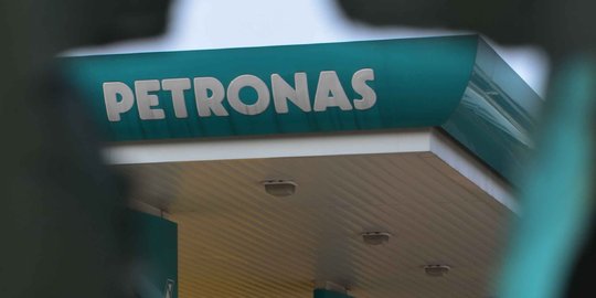 Harga minyak anjlok, laba bersih Petronas turun 68 persen