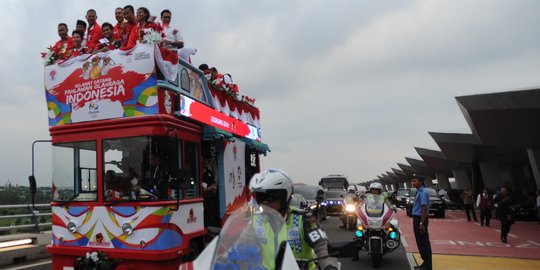Arak-arakan meriah Tontowi/Liliyana menuju Jakarta
