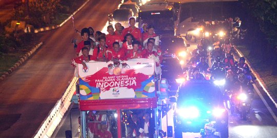 Arak-arakan atlet peraih medali di tengah kemacetan Jakarta