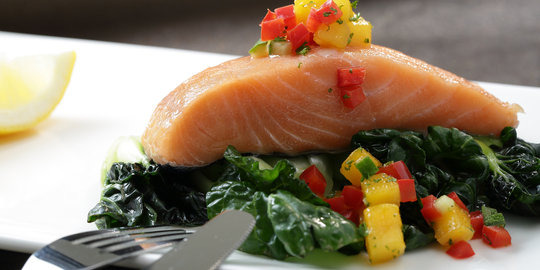 Ikan salmon, makanan enak pencegah jerawat