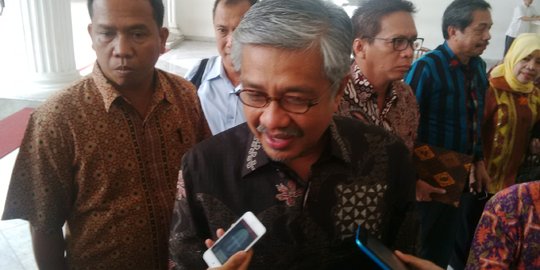 Jadi tersangka, Gubernur Sultra Nur Alam belum dinon-aktifkan