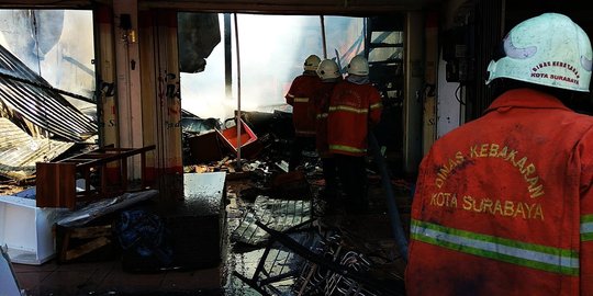 5 Toko mebel di Surabaya terbakar