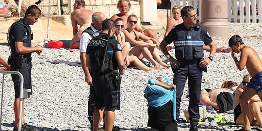 Kepolisian Prancis merazia wanita berhijab di pantai