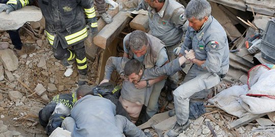 Penyelamatan para korban gempa Italia berlangsung dramatis