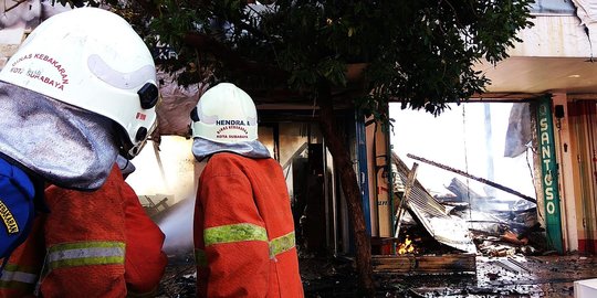 3 Anggota pemadam Surabaya tertimpa atap toko mebel terbakar