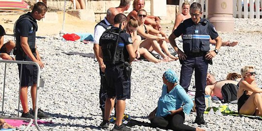 Aturan konyol Prancis larang burkini korbankan wanita muslim