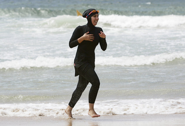 wanita muslim mengenakan burkinis di pantai