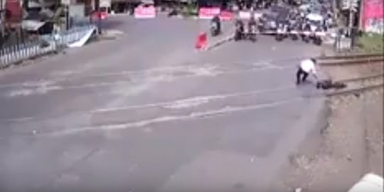 Video: Mengerikan, lelaki ini tabrakkan diri di perlintasan kereta