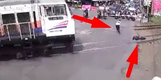 [Video] Aksi bunuh diri satpam tengkurap di rel KA hebohkan netizen