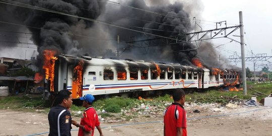 Kereta Kertajaya hangus terbakar di Stasiun Tanjung Priok