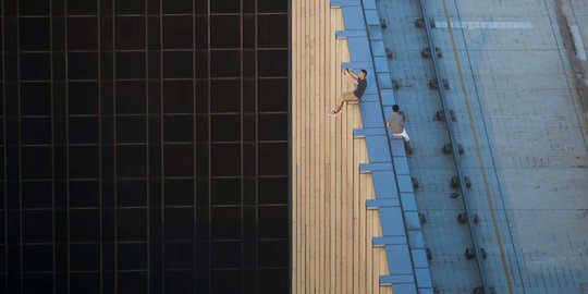 Demi tren, pemuda ini nekat selfie di puncak gedung pencakar langit