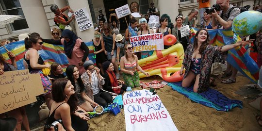 Kecam larangan burkini, wanita London berbikini di Kedubes Prancis