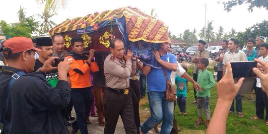 Kapolda Riau gotong keranda jenazah korban demo di Polres Meranti