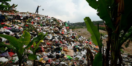 Gunungan sampah di jalur inspeksi Kali Pesanggrahan