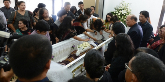 Langit menangis saat jenazah Eddy Silitonga dimakamkan