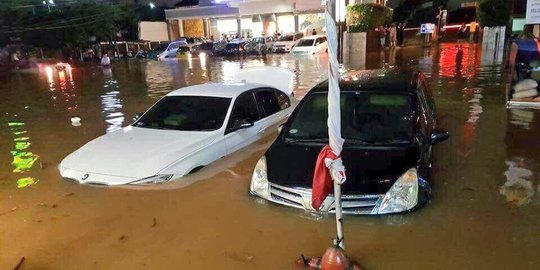 Mobil mewah BMW Rp 600 jutaan terendam banjir di Kemang
