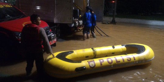 Banjir di Kemang belum surut, sejumlah warga dievakuasi