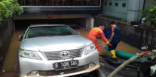 Mobilnya kebanjiran di Kemang, Trisha pulang naik gerobak sampah