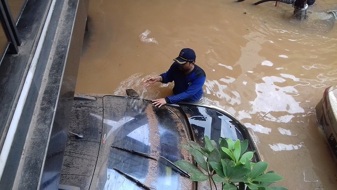 mobil mewah terendam banjir di kemang
