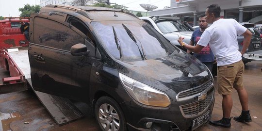 Kondisi mobil-mobil usai terendam banjir di Kemang