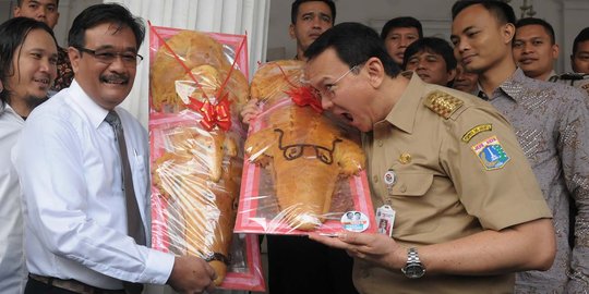 Diminta kembali pimpin DKI, Ahok-Djarot 'dipinang' pakai roti buaya