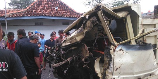 Diduga alami kendala, truk tertabrak kereta di Bekasi hingga ringsek