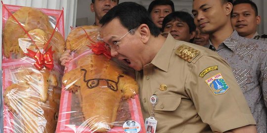 Ahok sebut roti buaya pemberian relawan rasanya tak enak