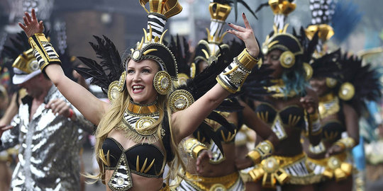 Aksi penari seksi semarakkan karnaval terbesar di Eropa