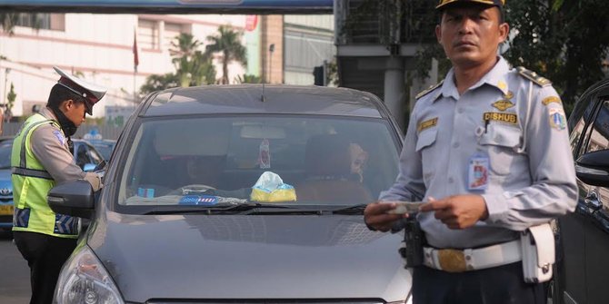 Hari pertama aturan ganjil genap, 10 mobil ditilang di Jl 