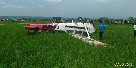 Pesawat Cessna jatuh terbalik di area sawah, 2 orang terluka