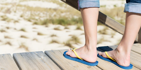 6 Hal yang bikin sandal jepit tak selalu aman untuk kakimu