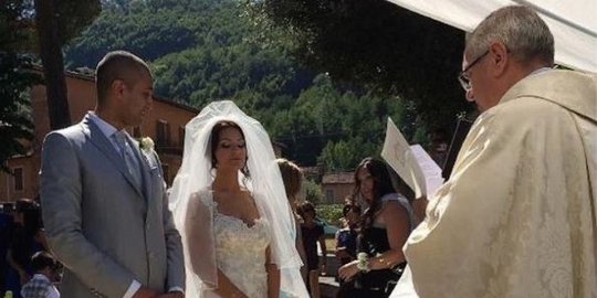 Bertabur puing gempa Italia, pasangan ini gelar pernikahan romantis