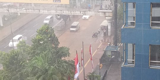 Diguyur hujan kurang 2 jam, sejumlah jalan di Jakarta banjir