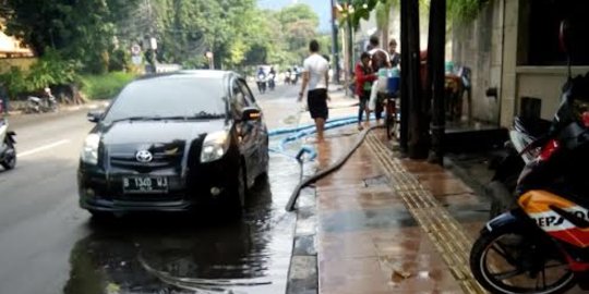 Hujan hampir 2 jam, basement restoran Seribu Rasa di Menteng banjir
