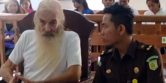 Sidang tuntutan Robert tersangka paedofil berlangsung singkat