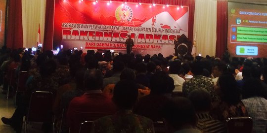 Buka Rakernas ADKASI, Jokowi wefie dengan anggota DPRD